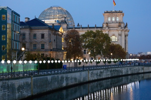 Ghodsee - Reichstag mit Lichtgrenze